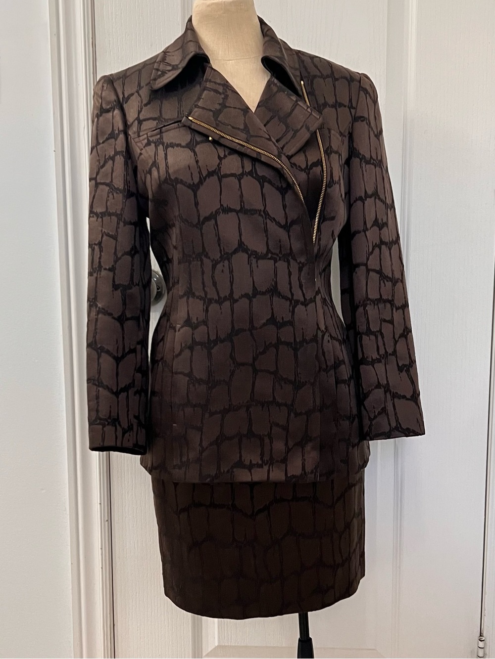 Vintage Mondi Patterned 2 piece dark brown power suit